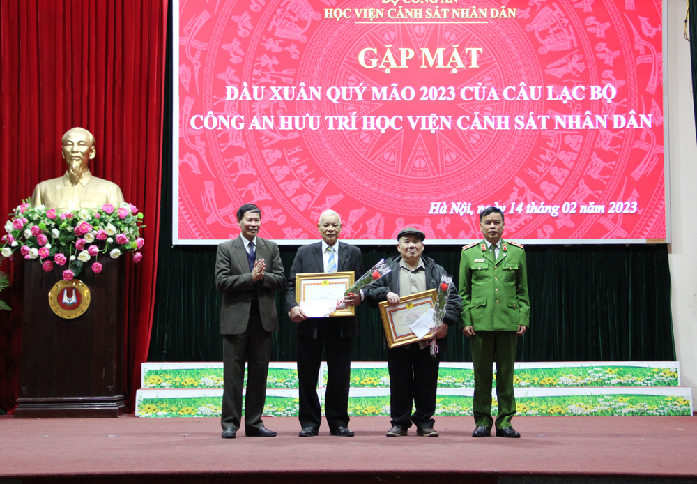 Thiếu tướng, GS.TS Nguyễn Đắc Hoan và Thiếu tướng Nguyễn Trung Thành tặng hoa, quà mừng thọ 80 cho các cán bộ hưu trí