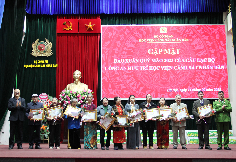 Thiếu tướng, GS.TS Nguyễn Đắc Hoan và Thiếu tướng Nguyễn Trung Thành tặng hoa, quà mừng thọ 75 cho các cán bộ hưu trí