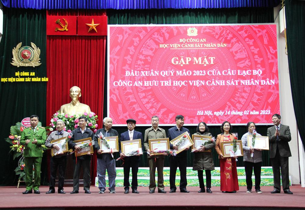 Thiếu tướng, GS.TS Nguyễn Đắc Hoan và Thiếu tướng Nguyễn Trung Thành tặng hoa, quà mừng thọ 70 cho các cán bộ hưu trí