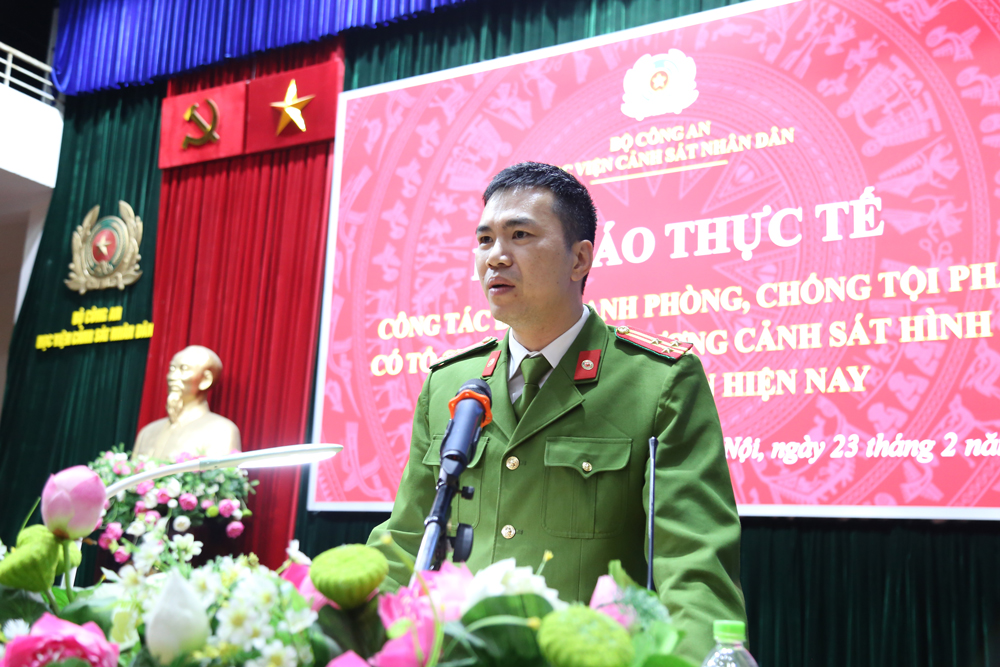 Thượng tá, PGS. TS Doãn Xuân Hùng, Phó Trưởng khoa Cảnh sát hình sự phát biểu tại chương trình