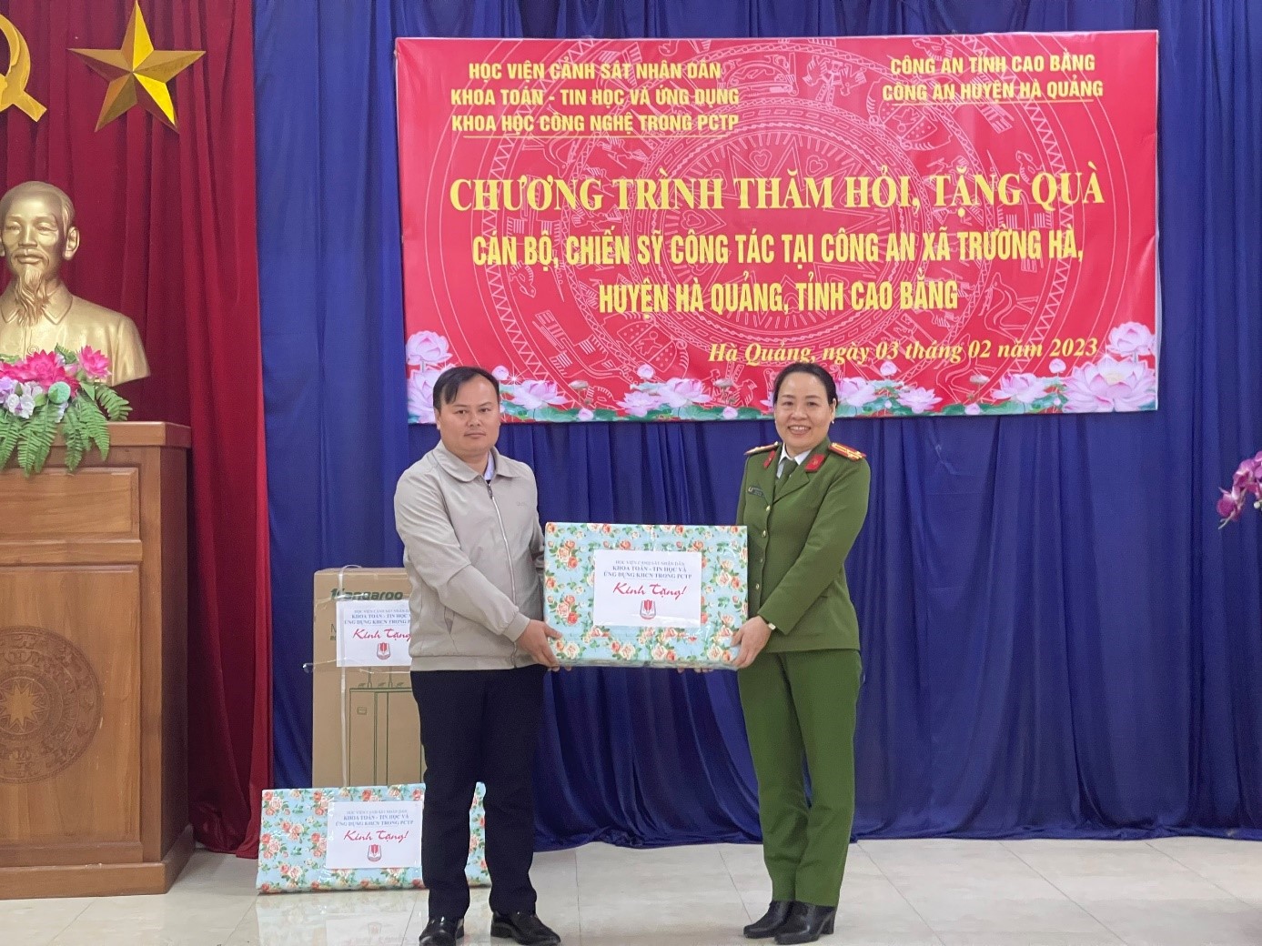 Khoa Toán - Tin học và Ứng dụng KHCN trong PCTP tặng quà lưu niệm Đảng ủy, Ủy ban nhân dân xã Trường Hà