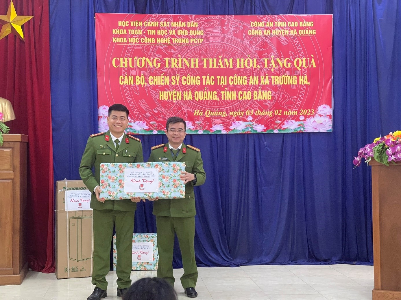 Khoa Toán - Tin học và Ứng dụng KHCN trong PCTP tặng quà lưu niệm đ/c Đào Tuấn Anh cán bộ Khoa đang tăng cường công tác tại Công an xã Trường Hà.
