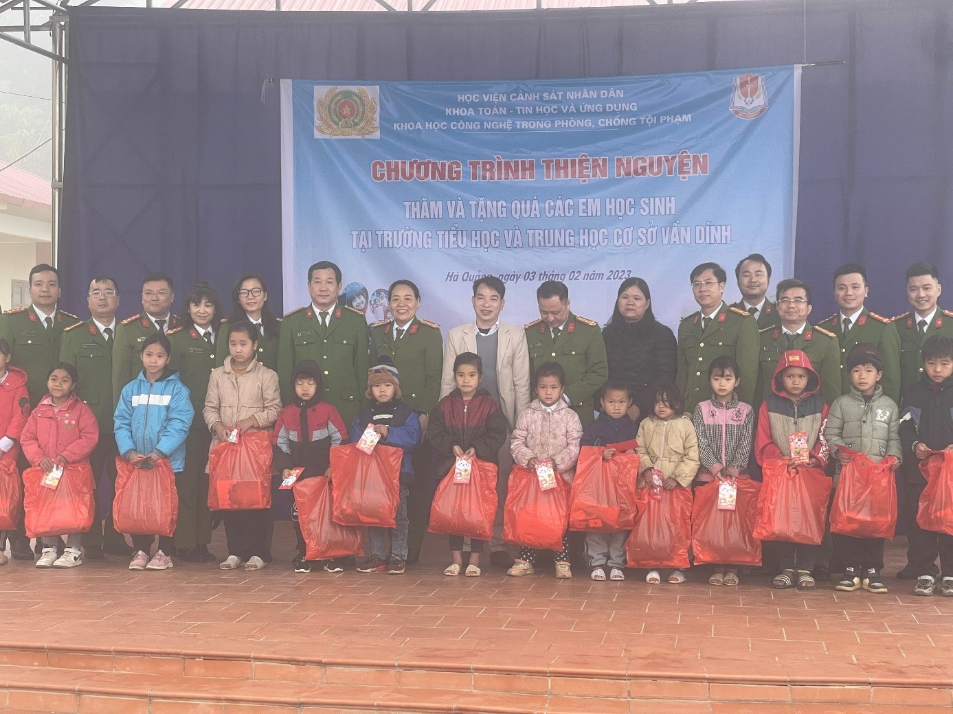 Khoa Toán - Tin học và Ứng dụng KHCN trong PCTP trao quà cho học sinh trường TH và THCS Vần Dính, Hà Quảng, Cao Bằng