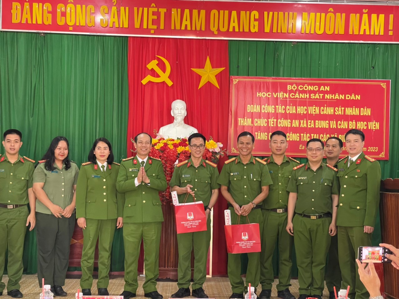 Đoàn công tác tặng quà cho cán bộ chiến sĩ Công an xã Ea Bung