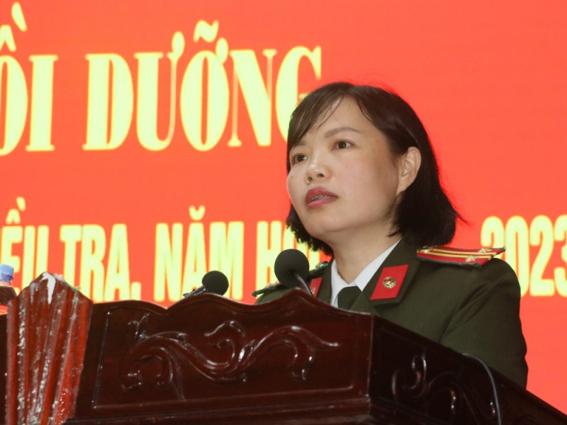 Trung tá Trần Thị Quỳnh Trang, Phó Trưởng phòng Tổ chức cán bộ phổ biến một số nội quy lớp học