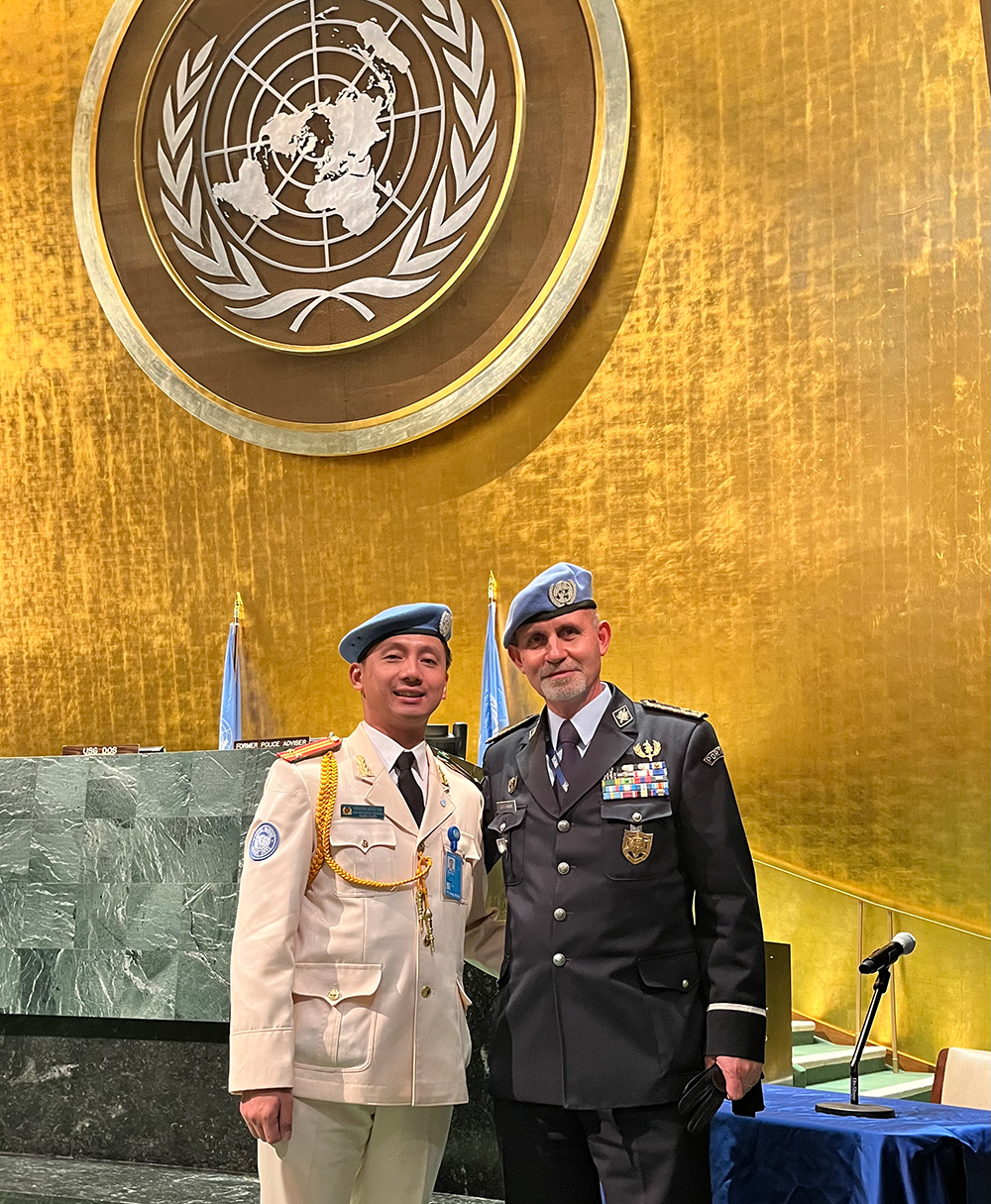 Trung tá Nguyễn Ngọc Hải và Trung tướng Luis Carilho, Tư lệnh Cảnh sát (UNPOL), thuộc Ban Thư k‎ý Liên Hợp Quốc.