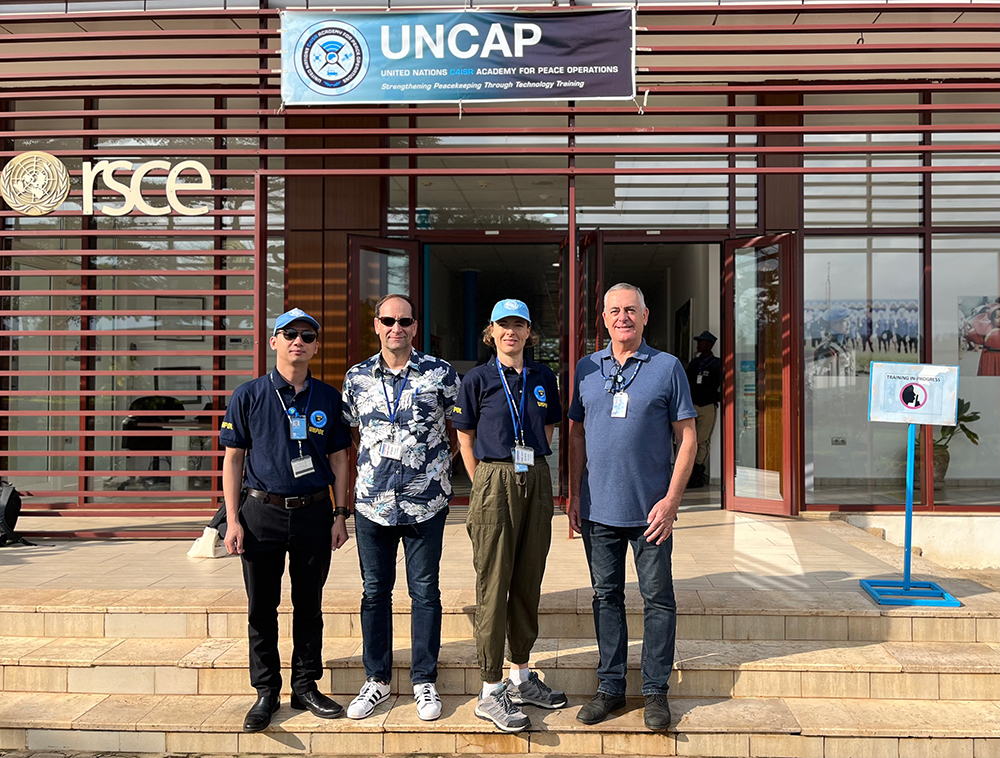 Trung tá Hải cùng đoàn công tác làm việc tại Học viện Hoạt động hòa bình của LHQ (UNCAP) đóng tại Entebbe, Uganda tháng 12/2022.