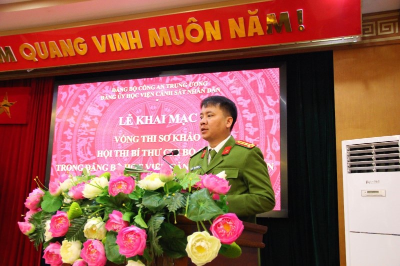 Thượng tá Phan Văn Thịnh, Trưởng Phòng CTĐ&CTCT công bố các quyết định thành lập Ban Tổ chức, Ban Giám khảo và thông qua thể lệ của Hội thi