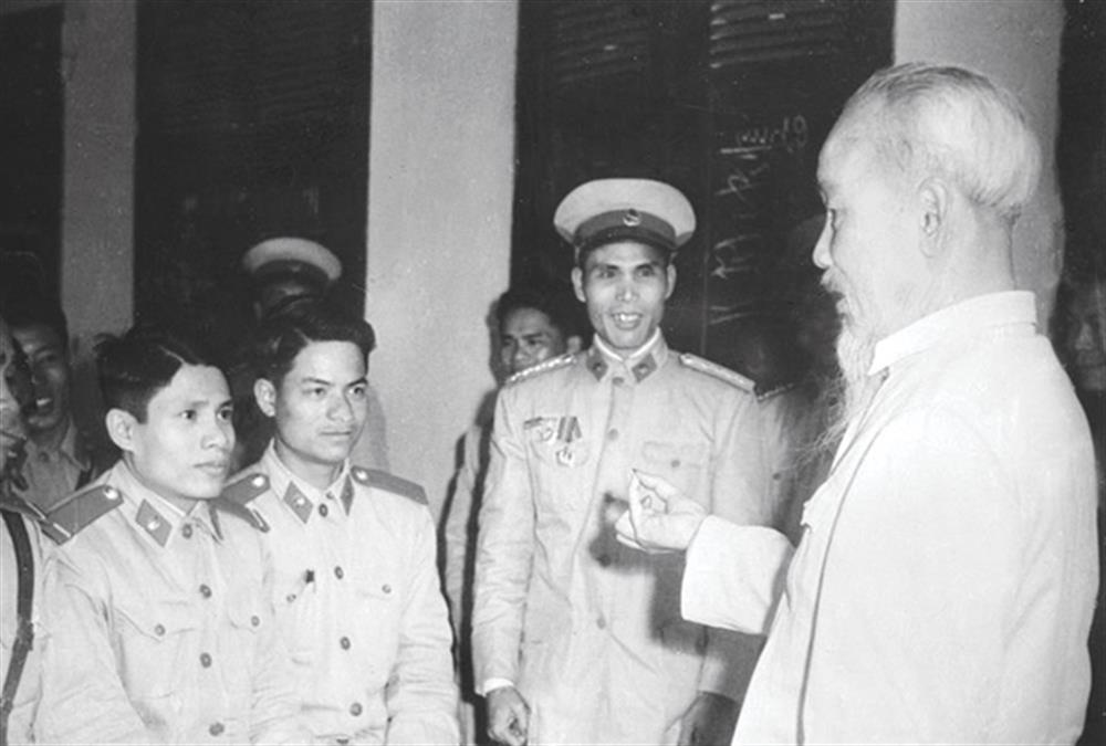 Chủ tịch Hồ Chí Minh thăm một đơn vị Cảnh sát nhân dân Thủ đô Hà Nội, mùng 1 Tết Quý Mão (1963). Ảnh tư liệu