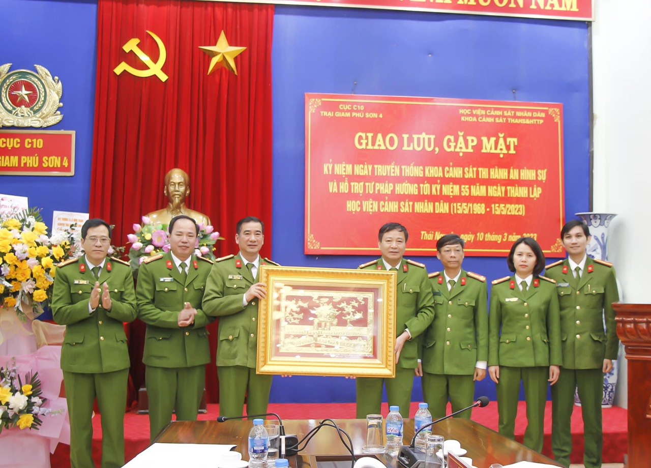 Khoa Cảnh sát THAHS và HTTP tặng quà lưu niệm cho Trại giam Phú Sơn 4