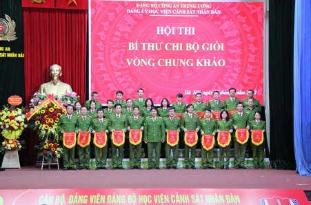 Trung tướng Trần Minh Hưởng, Giám đốc Học viện trao cờ lưu niệm cho các tổ chức đảng tham dự Hội thi