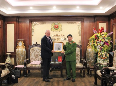 Ngài Roderick Charles Jarman, Giám đốc Đại học Cảnh sát Luân Đôn tặng quà lưu niệm cho Trung tướng Trần Minh Hưởng, Giám đốc Học viện CSND