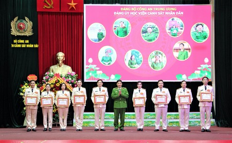 Trung tướng Trần Minh Hưởng, Giám đốc Học viện trao tặng giấy khen của Đảng ủy Học viện cho 09 thí sinh đã xuất sắc góp mặt tại vòng thi chung khảo Hội thi