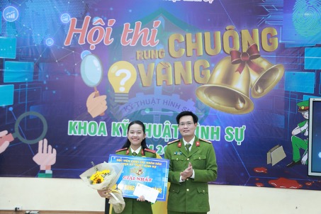 Thượng tá, PGS.TS Lê Hữu Anh - Trưởng khoa Kỹ thuật hình sự trao giải cho thí sinh đạt giải Nhất tại Cuộc thi