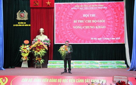 Đại tá Tạ Quang Huy, Phó Chủ nhiệm Ủy ban kiểm tra Đảng ủy Công an Trung ương phát biểu tại Hội thi