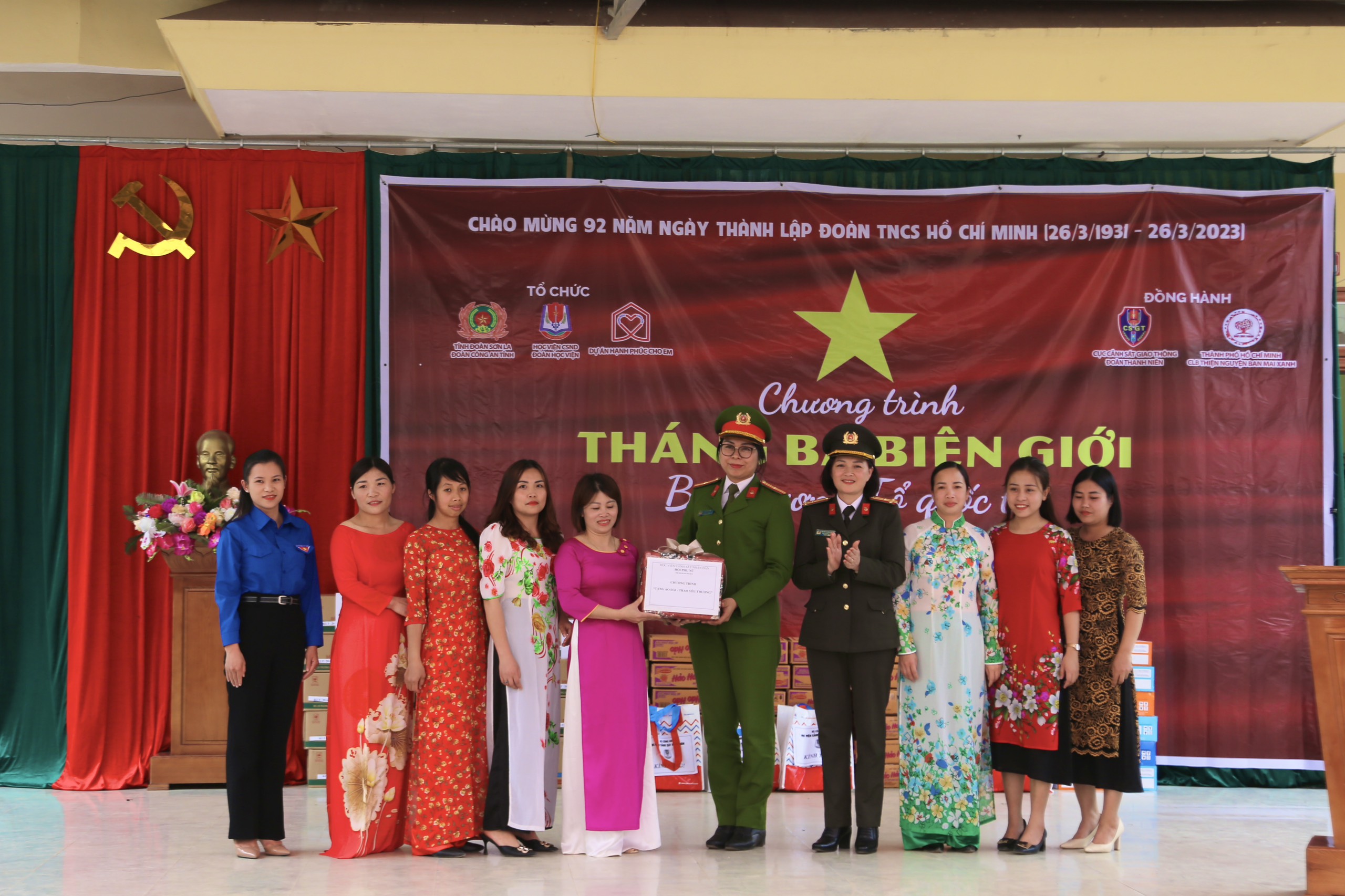 Đoàn trao nhiều phần quà thiết thực cho điểm trường THCS xã Lóng Phiêng và các em nhỏ có hoàn cảnh khó khăn