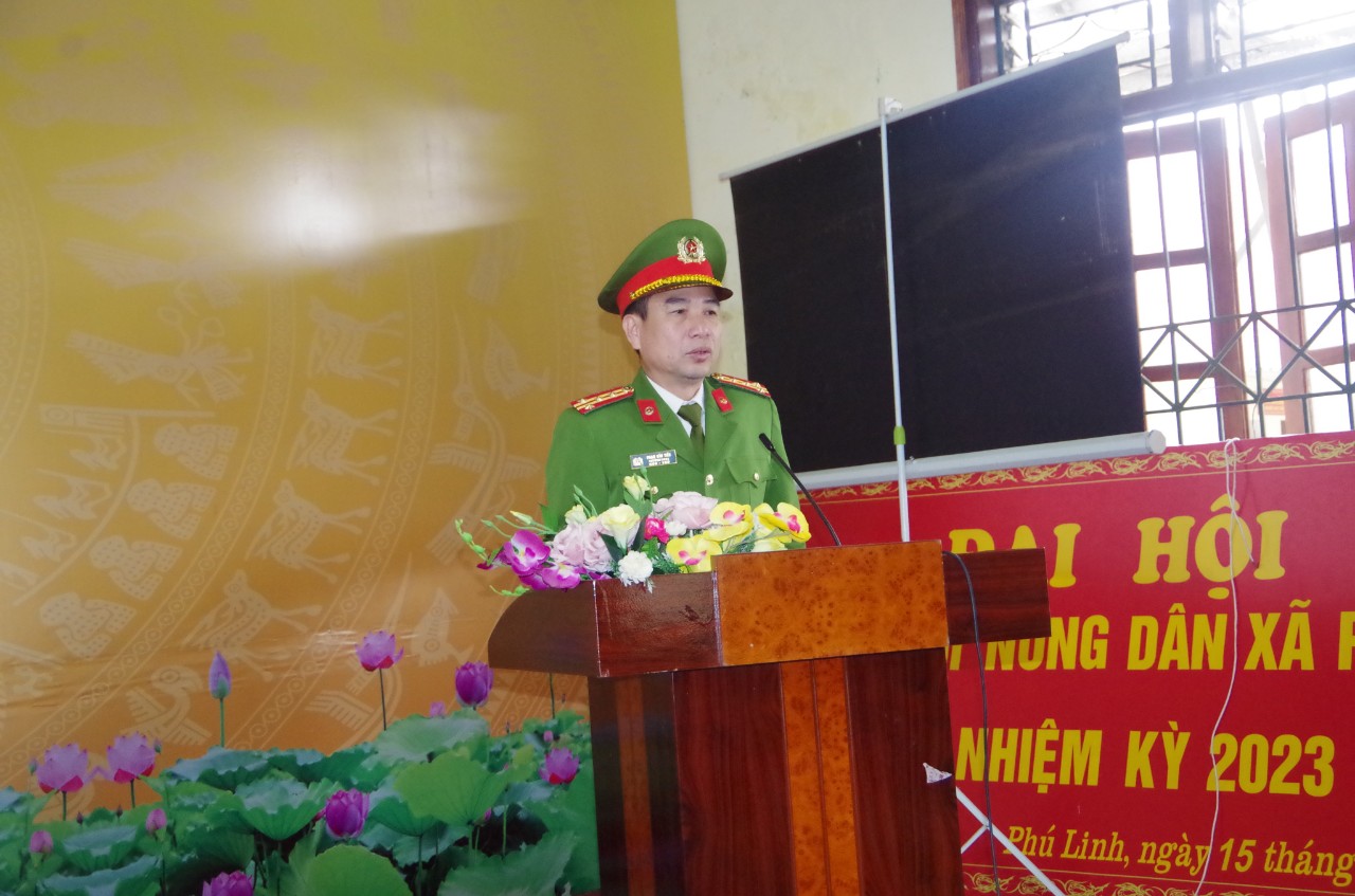 Đồng chí Đại tá Phạm Văn Tiến, Trưởng khoa Cảnh sát vũ trang phát biểu tại buổi Tọa đàm, trao đổi kinh nghiệm