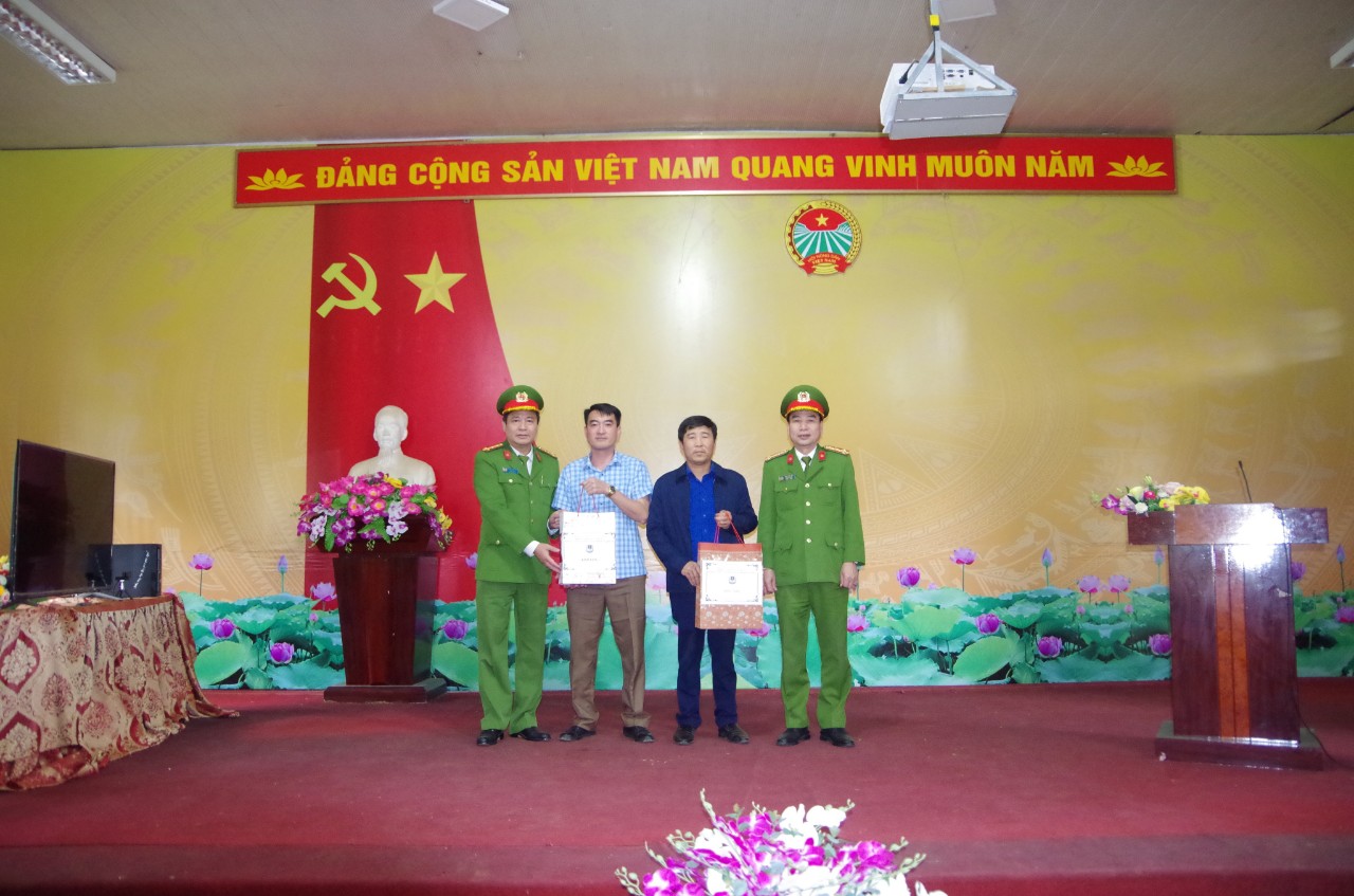 Đoàn trao quà cho UBND và Công an xã Phú Linh