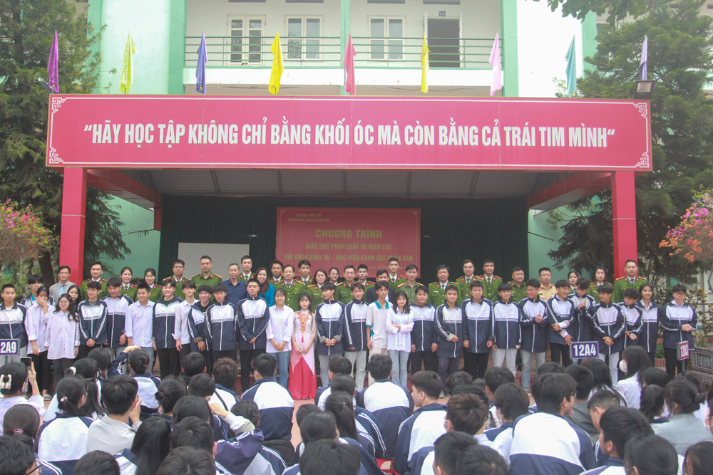 Các đại biểu chụp ảnh lưu niệm cùng thầy, cô giáo và học sinh trường THPT Dương Quảng Hàm