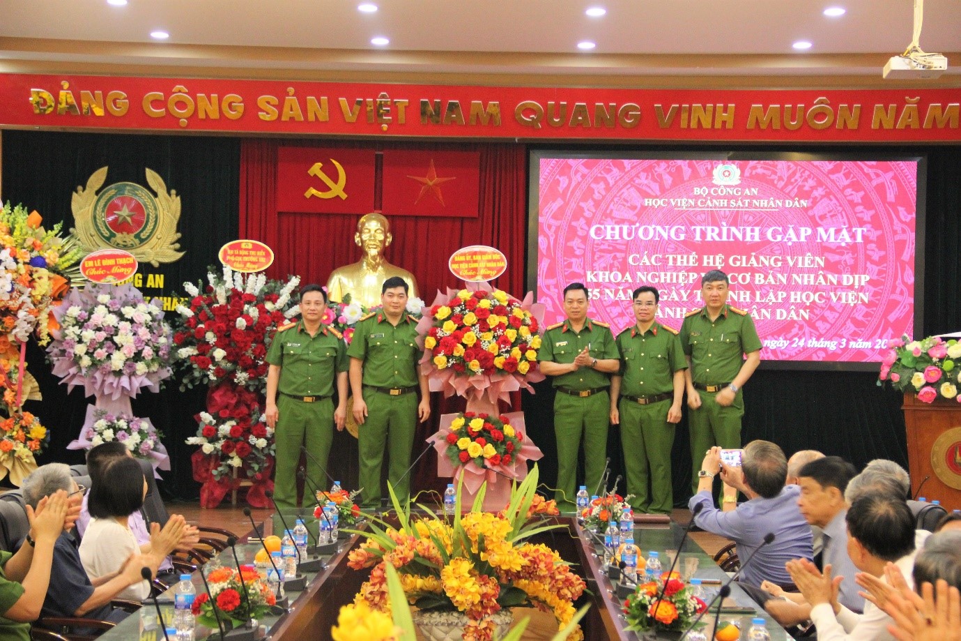Đại tá, TS Nguyễn Đăng Sáu, Phó Giám đốc Học viện trao lẵng hoa chúc mừng Khoa Nghiệp vụ cơ bản