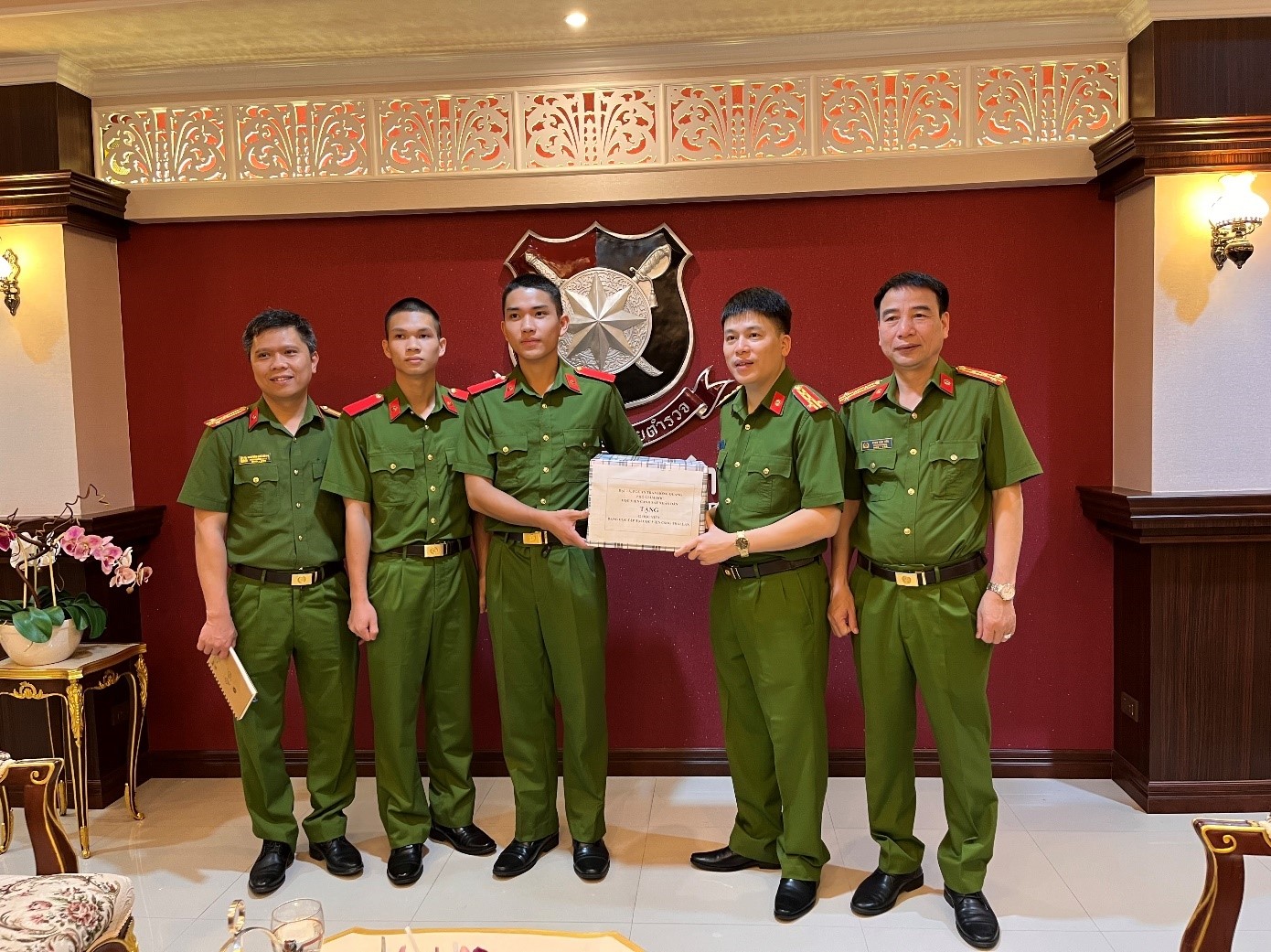 Đồng chí Phó Giám đốc Học viện tặng quà cho 02 học viên Học viện CSND đang học tập hệ đại học tại Học viện CSHG Thái Lan