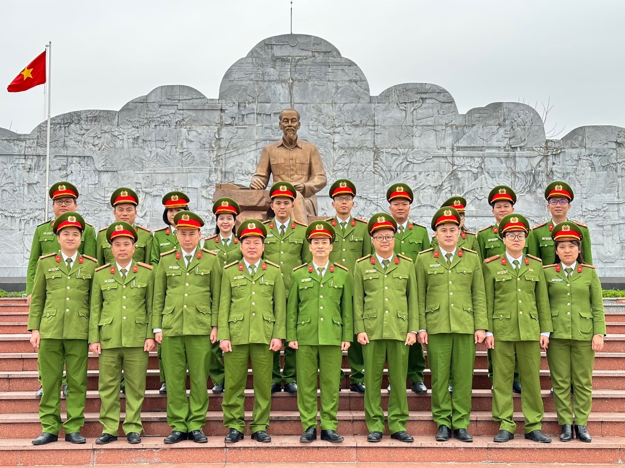 Đoàn tham quan Khu lưu niệm Sáu điều Bác Hồ dạy Công an nhân dân tại Bắc Giang