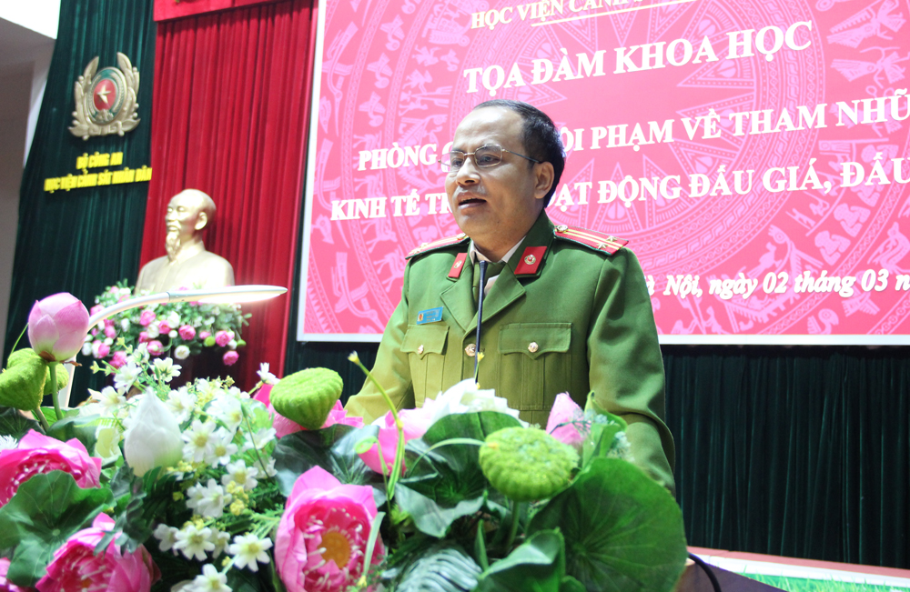 Trung tá Hồ Văn Hùng, Trưởng phòng 6, Cục Cảnh sát kinh tế, Bộ Công an báo cáo tham luận tại Tọa đàm