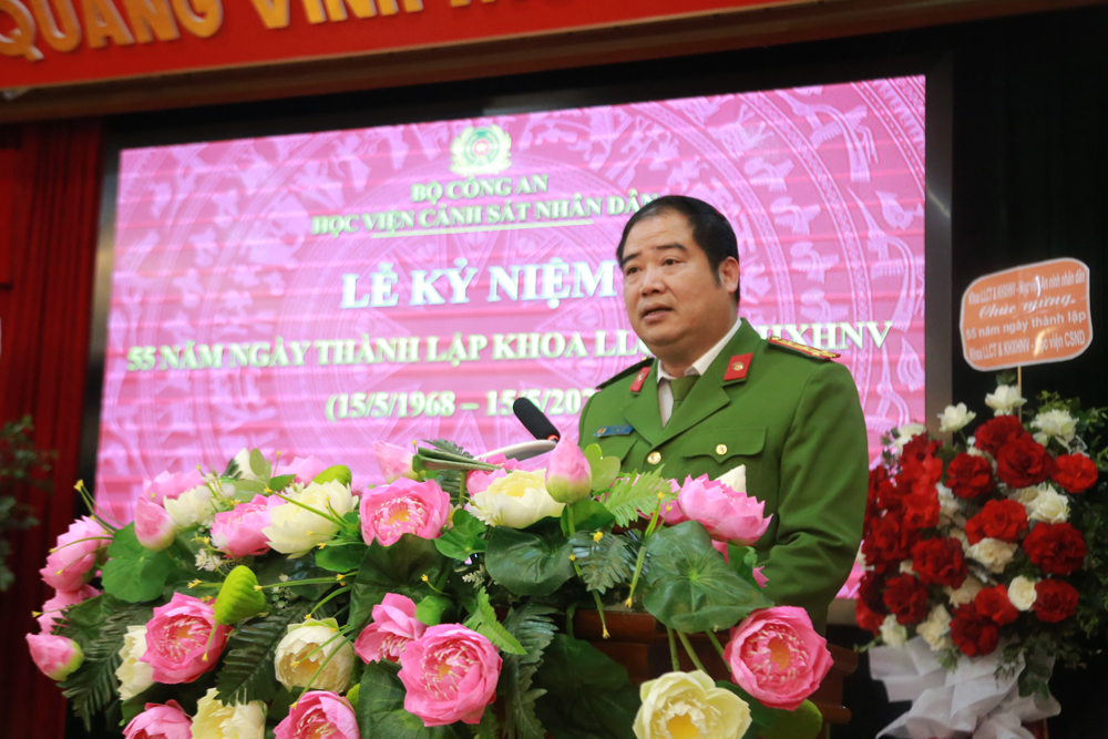 Đại tá, TS Chử Văn Dũng, Phó Giám đốc Học viện chúc mừng 55 năm Ngày thành lập Khoa LLCT & KHXHNV