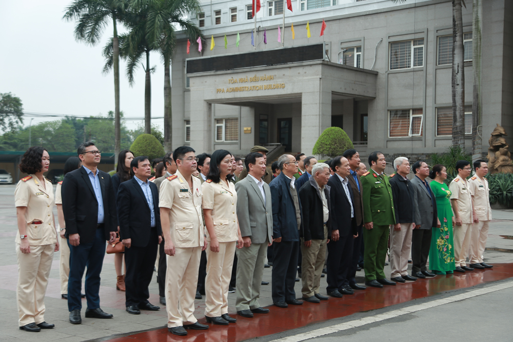 Các đại biểu dâng hương tại Tượng đài Chủ tịch Hồ Chí Minh và các cố Bộ trưởng Bộ Nội vụ, Bộ Công an qua các thời kỳ