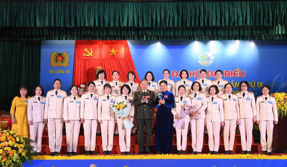 Bộ trưởng Tô Lâm; Chủ tịch Hội Liên hiệp Phụ nữ Việt Nam Hà Thị Nga tặng hoa chúc mừng Ban Chấp hành Hội Phụ nữ Bộ Công an khóa IX, nhiệm kỳ 2021 – 2026.