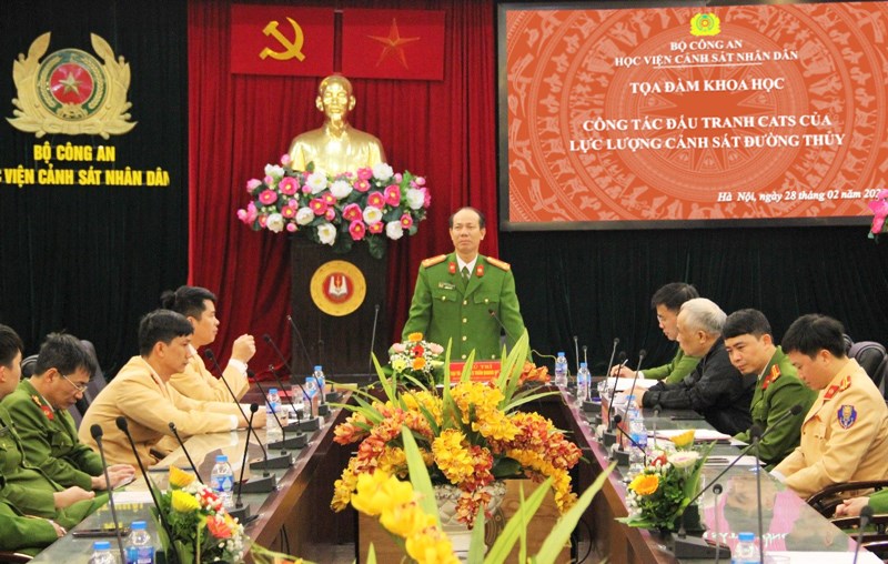 Đại tá, PGS. TS Trần Quang Huyên, Phó Giám đốc Học viện điều hành buổi Tọa đàm