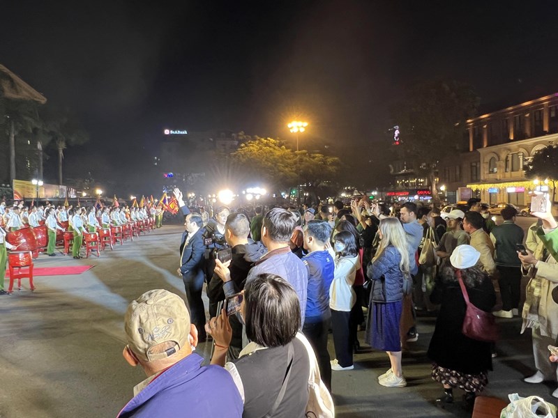 Hoạt động thu hút đông đảo sự chú ý của du khách quốc tế và người dân quanh khu vực Nhà hát Lớn Hà Nội