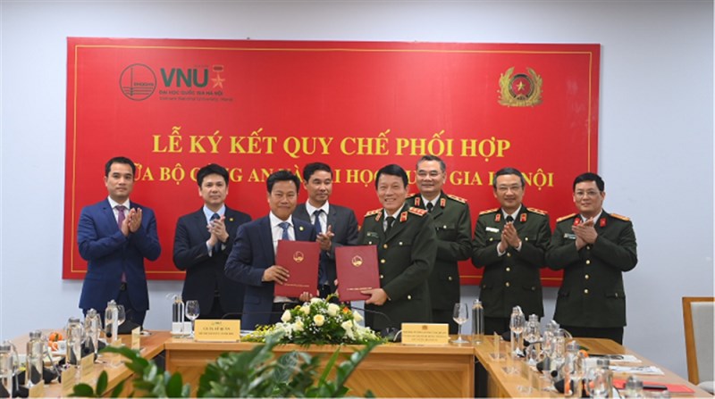 Thứ trưởng Lương Tam Quang và Giáo sư, Tiến sĩ Lê Quân, Giám đốc ĐHQG Hà Nội cùng các đại biểu tại Lễ ký kết Quy chế phối hợp giữa Bộ Công an và ĐHQG Hà Nội.