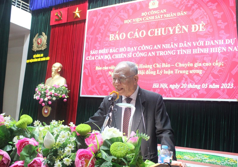GS.TS Hoàng Chí Bảo, Chuyên gia cao cấp, nguyên Ủy viên Hội đồng lý luận Trung ương chia sẻ tại buổi báo cáo