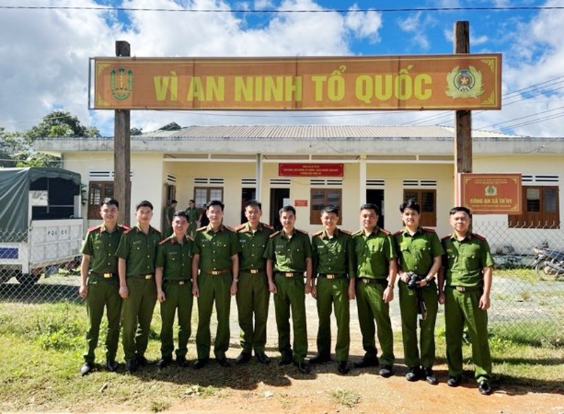 Trước đó, đoàn công tác của Khoa Kỹ thuật hình sự tới thăm nơi làm việc của đồng chí Lê Văn Tùng tại Công an xã Tr’hy, huyện Tây Giang, tỉnh Quảng Nam (ngày 10/12/2022)