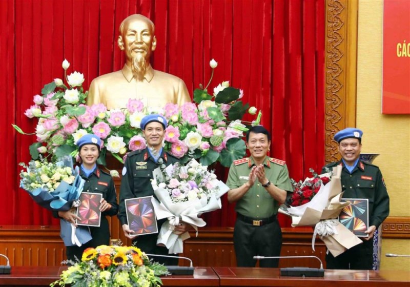 Thứ trưởng Lương Tam Quang tặng hoa chúc mừng các sỹ quan CAND Việt Nam trước khi lên đường làm nhiệm vụ tại phái bộ UNMISS.