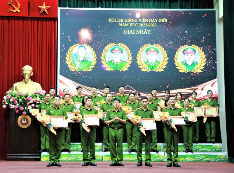Đại tá, PGS. TS Trần Hồng Quang, Phó Giám đốc Học viện trao tặng Giấy khen cho các giảng viên đạt thành tích cao tại Hội thi