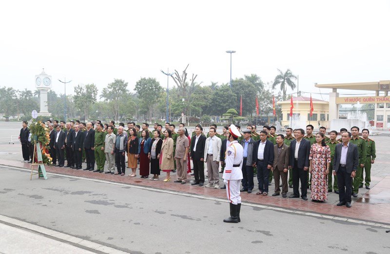 Các đại biểu làm lễ dâng hoa, dâng hương tại Tượng đài Chủ tịch Hồ Chí Minh và các đồng chí cố Bộ trưởng Bộ Công an