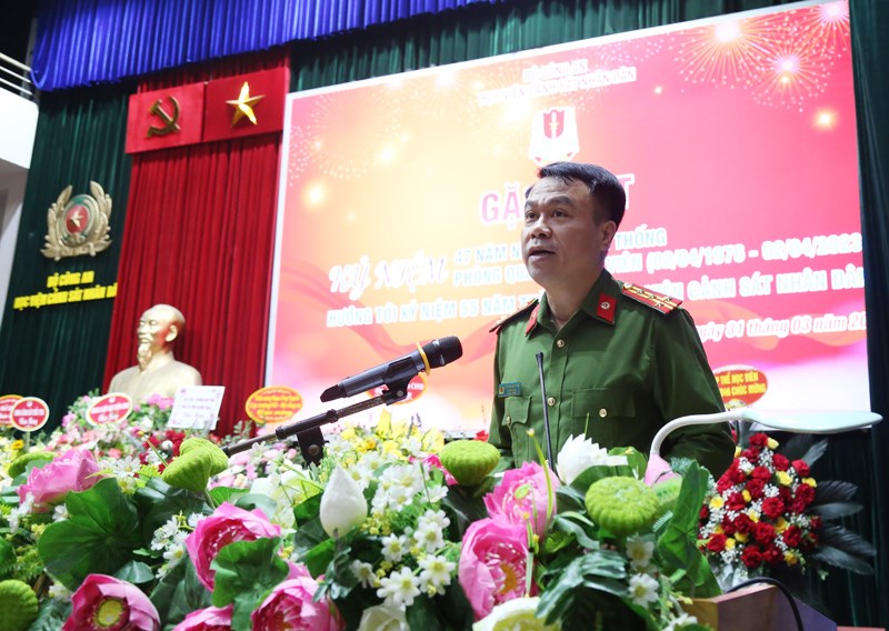 Đại tá, PGS. TS Nguyễn Kim Phong - Trưởng phòng Quản lý học viên trình bày diễn văn kỷ niệm 47 năm Ngày truyền thống của đơn vị