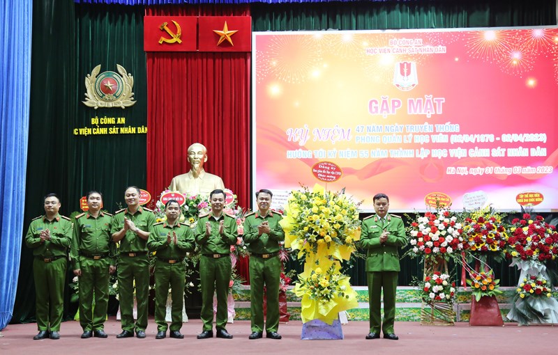 Thiếu tướng, GS.TS Nguyễn Đắc Hoan, Phó Giám đốc Học viện tặng hoa chúc mừng tập thể lãnh đạo Phòng Quản lý học viên