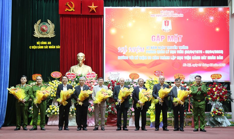 Đại tá, PGS. TS Nguyễn Kim Phong - Trưởng phòng Quản lý học viên trao quà tri ân cho các đồng chí nguyên là lãnh đạo Phòng Quản lý học viên