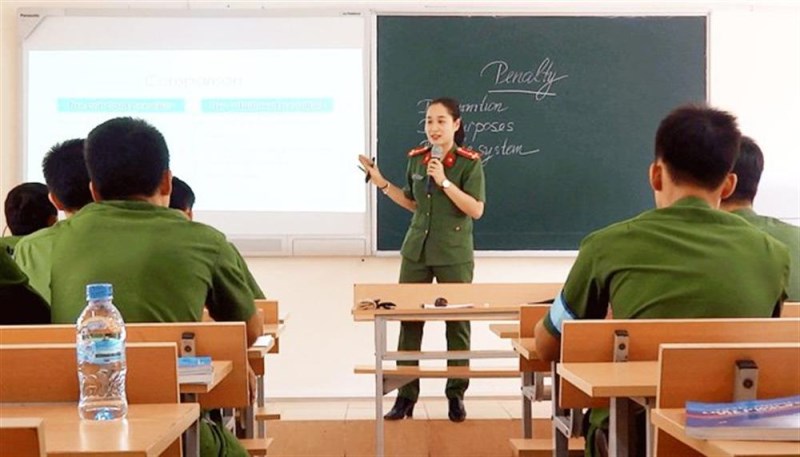 Thượng úy, Th.s Nguyễn Thu Hương - giảng viên Khoa Luật trong một giờ lên lớp môn Luật Hình sự bằng tiếng Anh.