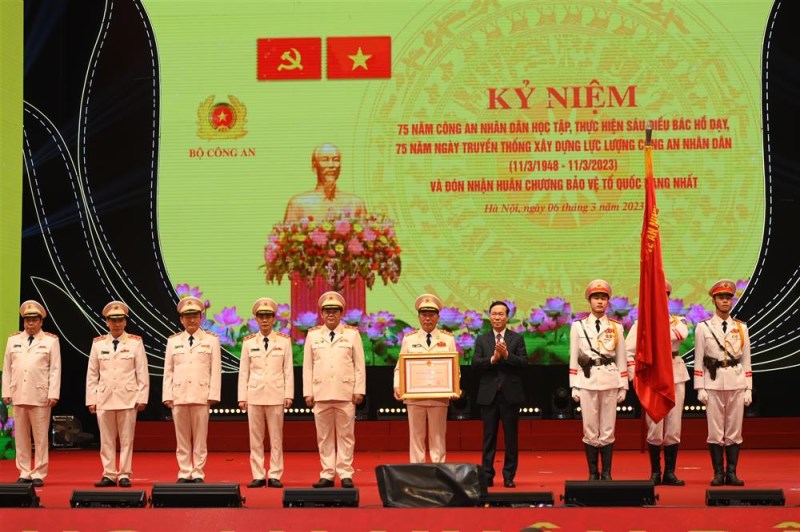 Chủ tịch nước Võ Văn Thưởng trao Huân chương Bảo vệ Tổ quốc hạng Nhất tặng lực lượng Xây dựng lực lượng CAND.