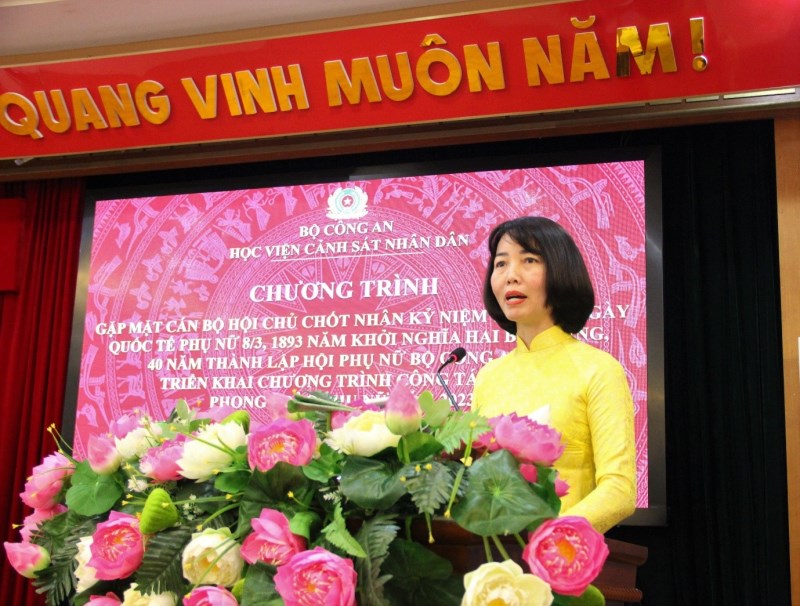 Thượng tá, TS Nguyễn Thị Huệ, Phó Chủ tịch Hội phụ nữ Học viện báo cáo khái quát kết quả công tác hội và phong trào phụ nữ Học viện CSND năm 2022, triển khai công tác trọng tâm năm 2023