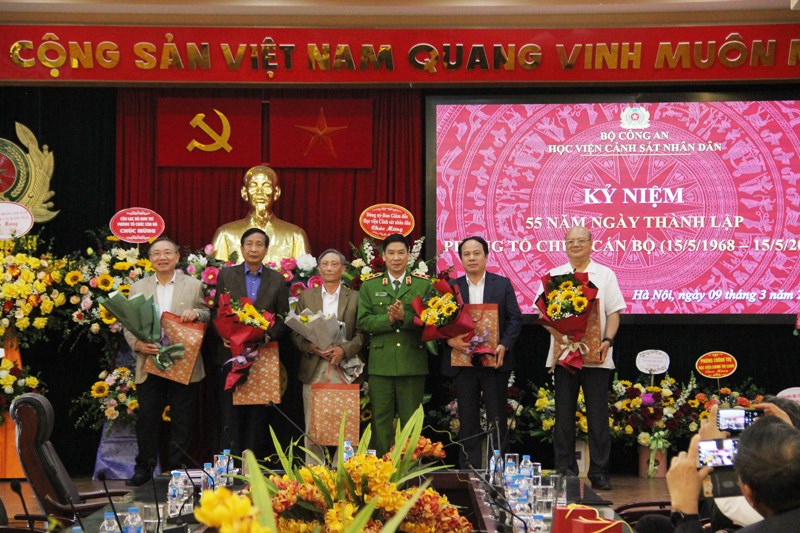 Trung tướng, GS.TS Trần Minh Hưởng, Giám đốc Học viện trao quà tri ân cho các đồng chí nguyên là lãnh đạo Học viện và lãnh đạo Phòng Tổ chức cán bộ