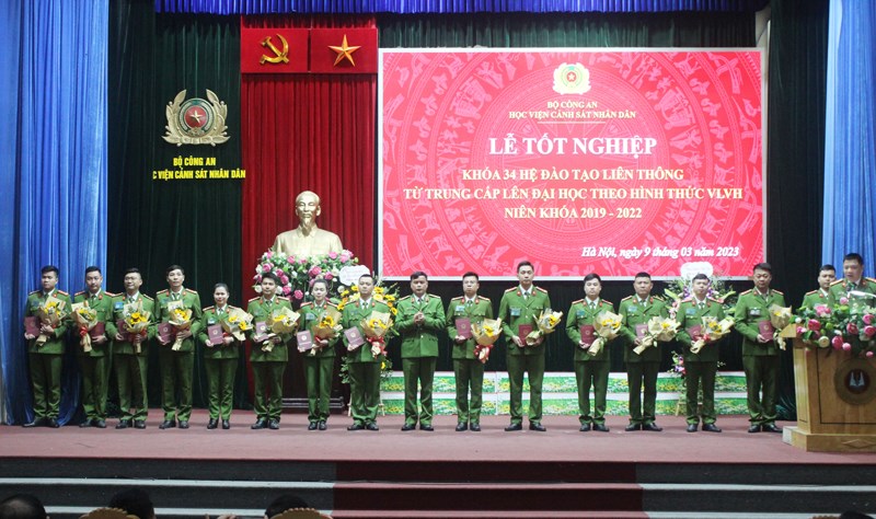 Thiếu tướng, GS.TS Nguyễn Đắc Hoan, Phó Giám đốc Học viện trao bằng tốt nghiệp cho các tân Cử nhân