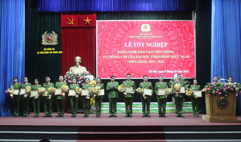 Thiếu tướng, GS.TS Nguyễn Đắc Hoan, Phó Giám đốc Học viện trao Giấy khen của Giám đốc Học viện cho các học viên