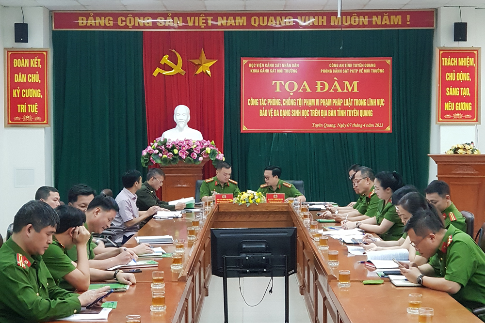 Đại tá, PGS. TS Dương Văn Minh và Thiếu tá, TS Phùng Sơn Dương đồng chủ trì chỉ đạo nội dung tham luận