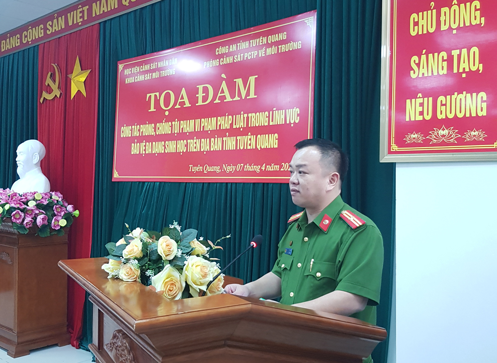 Thiếu tá, TS Phùng Sơn Dương - Trưởng phòng Cảnh sát môi trường, Công an tỉnh Tuyên Quang tuyên bố khai mạc Tọa đàm