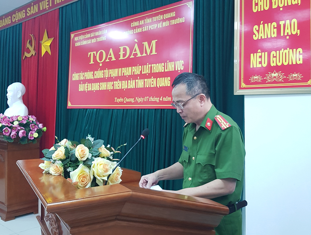 Thượng tá Trần Minh Châu - Phó Trưởng phòng PC05, Công an tỉnh Tuyên Quang báo cáo tình hình đa dạng sinh học trên địa bàn tỉnh